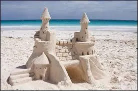 Dans quel pays n'est-il pas interdit de construire des châteaux de sable ?