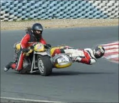 Sport - Dans les compétitions de side-cars, comment appelle-t-on le copilote qui fait contrepoids dans les virages ?