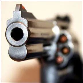 Qui chantait "Tu as volé mon enfant, versé le sang de mon sang, J'aurai ta peau, tu périras" ?