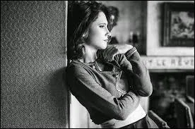 Elle a sorti son premier album en 2013. Combien contient-il de chansons ?