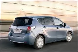 C'est un modèle qui a été conçu par un constructeur automobile asiatique. C'est une Toyota mais comment se nomme ce modèle ?