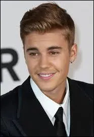 Chanteur canadien, anciennement en couple avec Selena Gomez et qui, depuis, a enlev&eacute; sa frange : Justin Bieber. Comment s'appellent ses fans ?