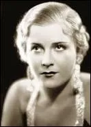 Indice - Un faible pour les petits moustachus.
Quelle couleur est en lien avec le nom de cette personnalité connue ?