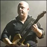 Indice - Ce singe est parti au Paradis.
Quelle couleur est en lien avec le nom de ce chanteur ?