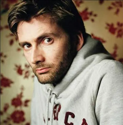 Il est marié avec Karen Gillan.