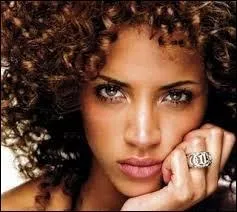 Indice - Coup d'éclat et Rush Hour.
Quelle couleur est en lien avec le nom de cette Française connue ?