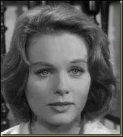 En 1964, quelle présentatrice de l'émission de télévision Télé Dimanche fut officiellement licenciée de l'ORTF pour avoir montré ses genoux à l'écran ?