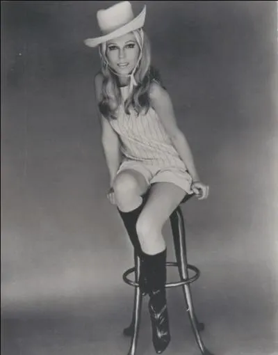 Qui chante en 1966" These Boots Are Made for Walkin "en super mini ?