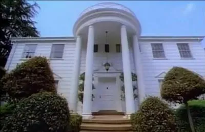 Qui arrive devant cette superbe villa à la fin du générique ?