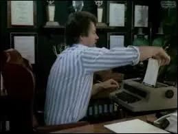 Quel producteur de télévision voit-on taper à la machine après le générique de fin de ses séries télévisées ?