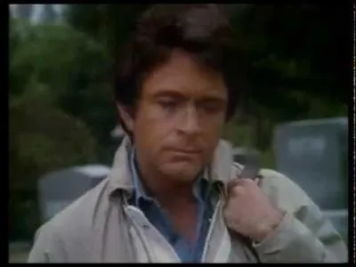 Qui se recueille sur sa propre tombe dans le générique d'introduction et fait de l'auto-stop dans le générique de fin ?