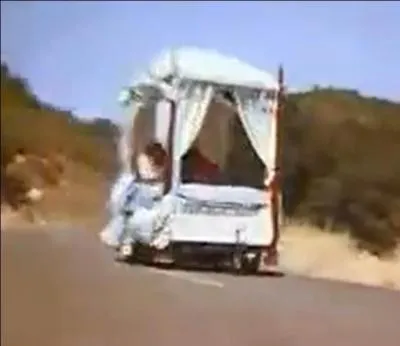 Dans le générique de quelle série aperçoit-on un lit à baldaquin dévaler une route à toute allure ?