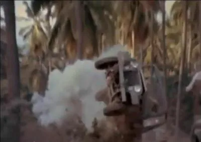 Une Jeep de l'armée américaine qui s'envole suite à une explosion improbable... On devine le tremplin caché derrière le buisson ! De quel générique cette image est-elle extraite ?