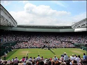 Combien de places accueille le Centre Court de Wimbledon, sans compter la place de la Reine ?