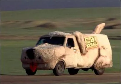 Dans un film, tout est permis, y compris le fait de faire voyager les deux héros (héros ?) dans une voiture - chien ! Quel est ce film hilarant ?