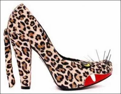 Encore une oeuvre amusante et originale de Jean-Charles de Castelbajac que cette chaussure. D'après les ocelles (taches arrondies), il s'agit d'une imitation de quel animal ?