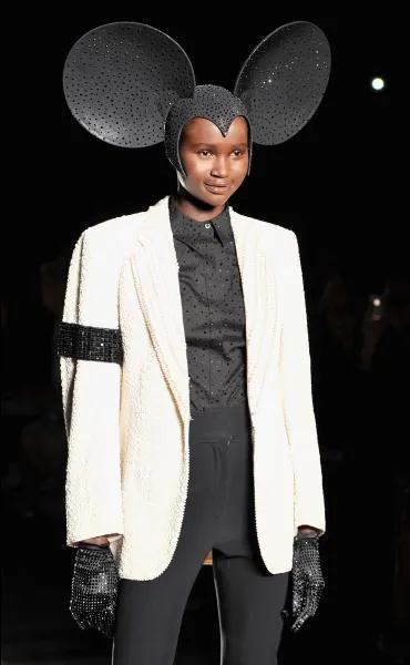 On peut reconnaître le petit animal mis en valeur par ses oreilles qui ont été immortalisées sous cette forme par un autre grand artiste. Voici une image du défilé du designer Philip Treacy, qui présente... ?