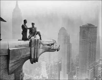 Ces ornements métalliques gigantesques en forme d'aigles (symbole américain) sont situés à grande hauteur, à New-York, sur un gratte-ciel très célèbre achevé en 1930. Lequel ?