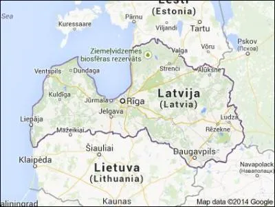 Quelle couleur particulière trouve-t-on sur le drapeau letton ?