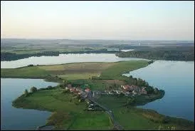 Je vous emmène à la découverte du village Mosellan de Tarquimpol. Cette commune qui forme une presqu'île sur l'Étang de Lindre se situe en région ...