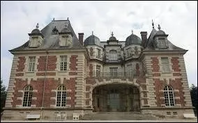 Voici le château de la commune rhônalpine de Joyeux. Elle se situe dans le département n° ...