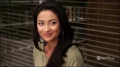 Au début de la saison 1, Emily a un petit ami. Quel est son nom ?