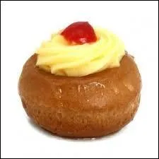 Quel est ce petit gâteau surmonté d'une cerise confite ?