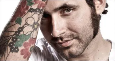 Comment s'appelle son demi-frère ?