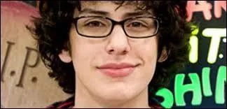 Comment se comporte Rex vis-à-vis de Robbie ?