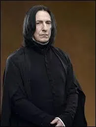 Si Emma Watson est la gentille Hermione Granger, Alan Rickman est, lui, le méchant Severus Rogue, ceci-dit, il parle aussi un peu français, et même le chante !