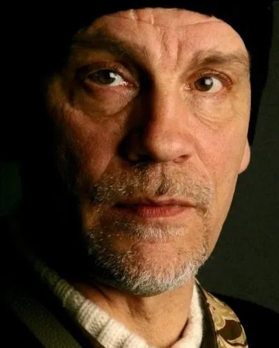 On ne peut pas passer à côté de cet immense acteur, John Malkovich, qui d'ailleurs, tout à fait entre nous, parle très bien français, avec un accent !