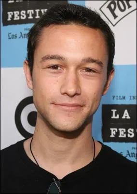 Dans la famille de Joseph Gordon-Levitt, on apprécie Jacques Brel, alors il est moins étonnant qu'il parle français, avec toutefois quelques lacunes !