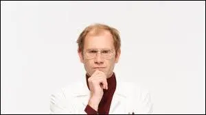 Comment se nomme ce personnage, professeur de physique-maths, qui a
des tendances sarcastiques ?