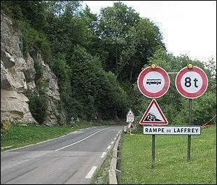 Je conduis sur cette route avec un camion pesant 10 tonnes ; est-ce que je peux continuer sur cette route ?