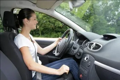 Je suis dans ma voiture. Je suis prêt à la démarrer, mais qu'est-ce que je dois faire obligatoirement quand j'y monte avant de la démarrer ?