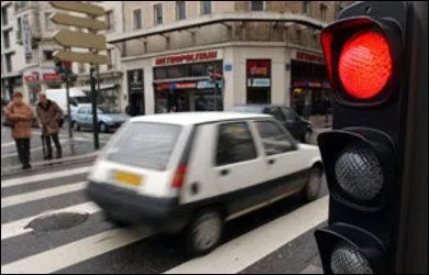 Pourquoi cette voiture recevra une amende de 135 euros et un retrait de 4 points sur son permis de conduire ?