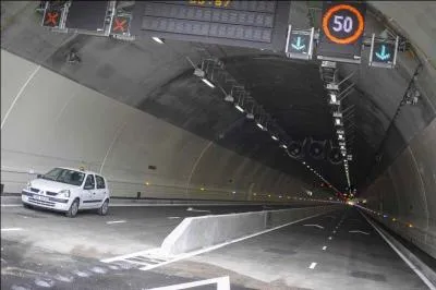Je rentre dans ce tunnel, mais je ne sais pas à quelle vitesse je dois rouler.