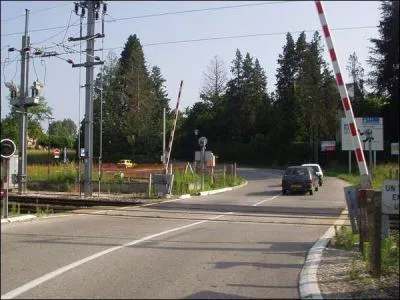 Dans cette situation, est-ce que je peux traverser le passage à niveau ?