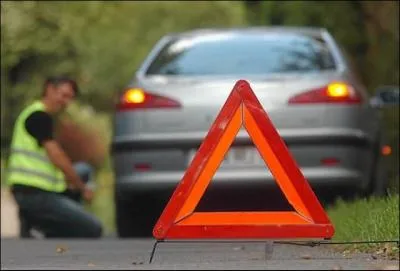 Voici un triangle de présignalisation qui sert à renforcer la sécurité des usagers qui sont en situation d'urgence lorsque leur voiture a un problème ; c'est un objet qui doit être vu par les autres usagers de cette route. Mais à quelle distance de la voiture ou d'un obstacle cet objet doit-il être positionné ?