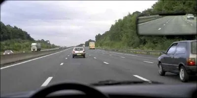 La voiture blanche devant moi roule à 130 km/h, est-ce que je peux doubler cette voiture ?