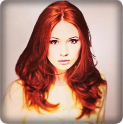 Karen Gillan (alias Amy Pond) est la cousine de Caitlyn Blackwood (alias Amy Pond enfant).