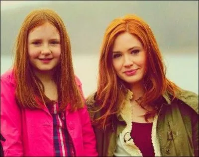Karen Gillan (alias Amy Pond) est la soeur de Caitlyn Blackwood (alias Amy Pond enfant).