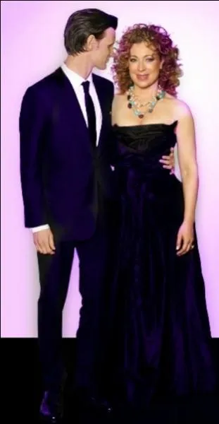 Alex Kingston (alias River Song) est la mère de Matt Smith (alias le onzième Docteur). La preuve, Alex a 51 ans et Matt a 31 ans; elle a accouché de Matt a tout juste 20 ans.
