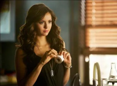 Dans la saison 5, par qui été tuée Katherine Pierce ?