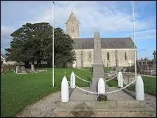 Voici l'église Saint-Laurent de la commune bas-normande d'Écoquenéauville. Elle se situe dans le département ...