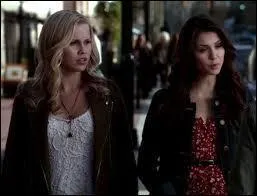 Avec qui se met-elle à la recherche du remède après la mort de Jérémy ?