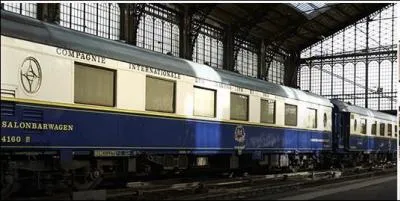 Ce convoi comprenait des voitures cabines, des voitures pour le personnel du train et 3 voitures pour le restaurant. Au total, à combien de voitures s'élevait ce convoi ?