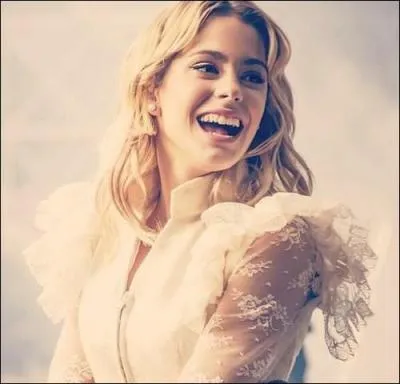 A quel âge a-t-elle commencé à prendre des cours de chant, de danse et de théâtre ?