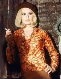 Et voilà Brigitte Bardot dans le même personnage pour un célèbre tube, qu'elle chante en duo avec l'un de ses petits amis de l'époque, le chanteur...