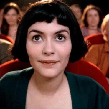 Petit carré court, aussi stylisé que le film qui fait évoluer cet étrange personnage. Qui est-ce ?